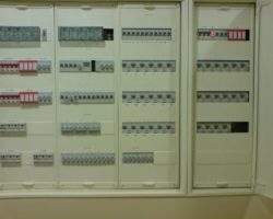 Biały panel elektryczny w pokoju, prezentujący elektrykę.